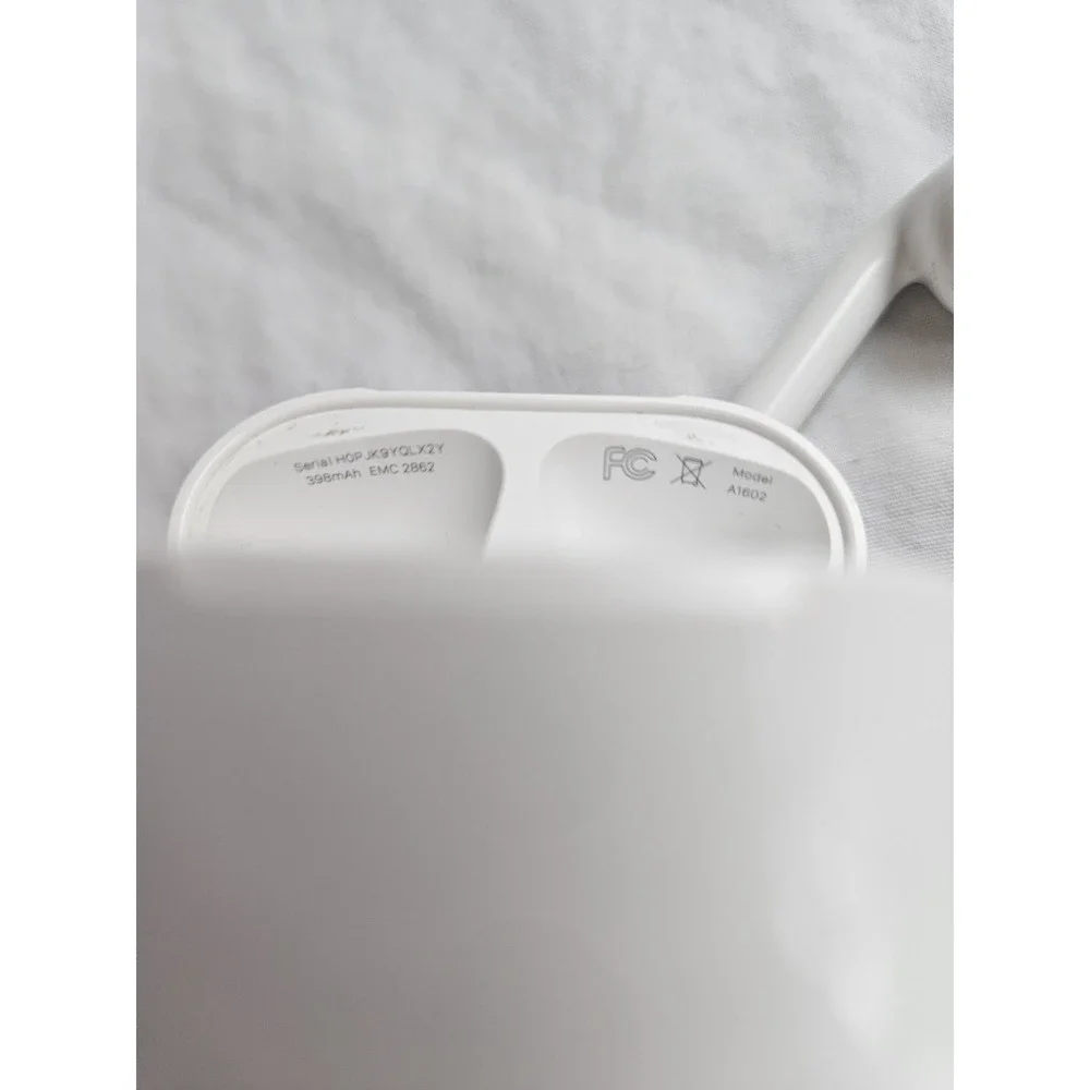 Apple‎ 2nd Gen 1 ear bud and case